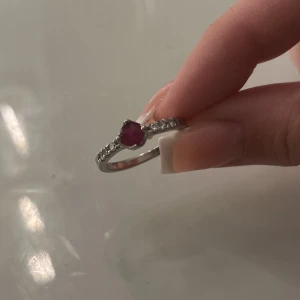 Silver ring  - En ring i äkta silver med en röd Sten på. Helt oanvänd. Storlek 18. Kan skicka lite bättre bilder privat 