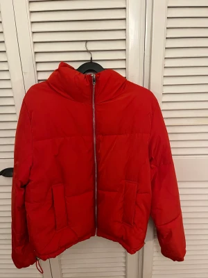 Röd pufferjacka - Röd pufferjacka från H&M, använd få gånger så är i fint skick!
