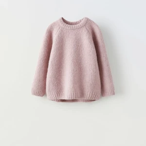 Stickad tröja  - Rosa stickad tröja från Zara🩷 Den ser mer beige ut på min bild pga ljuset men den är rosa! Storlek S