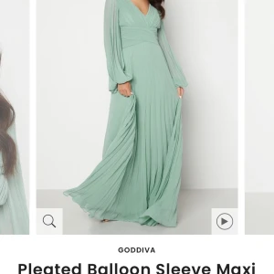 Balklänningar  - Säljer denna otroligt vackra klänningen som inte har använts tidigare. Otroligt fin färg passar väldigt bra till sommar events som bal eller bröllop. Har fler bilder om det behövs 😁