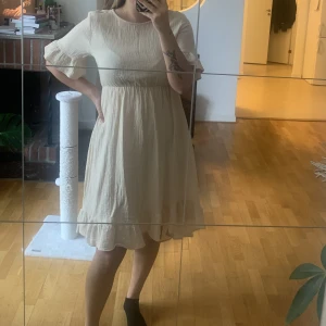 Klänning  - Beige klänning, endast testad. 