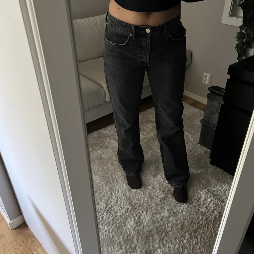 Säljer dessa jätte fina jeans då de är lite stora på mig, köpte de förra året och det är ingen skada på byxorna💕 Det är storlek 40 och jag har i vanliga fall storlek 38. Jeans & Byxor.