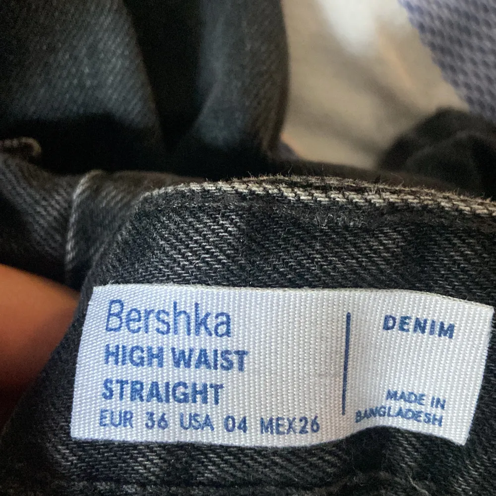 Säljer ett par svarta denim straight jeans från Bershka!🖤Strl:36! Säljer pga de är lite för tighta för mig! Säljer för 150! . Jeans & Byxor.
