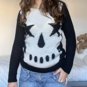 Tröja!  - Så cool tröja med döskalle på köppte på en fin vintage butik i Paris för ca 800kr❤️