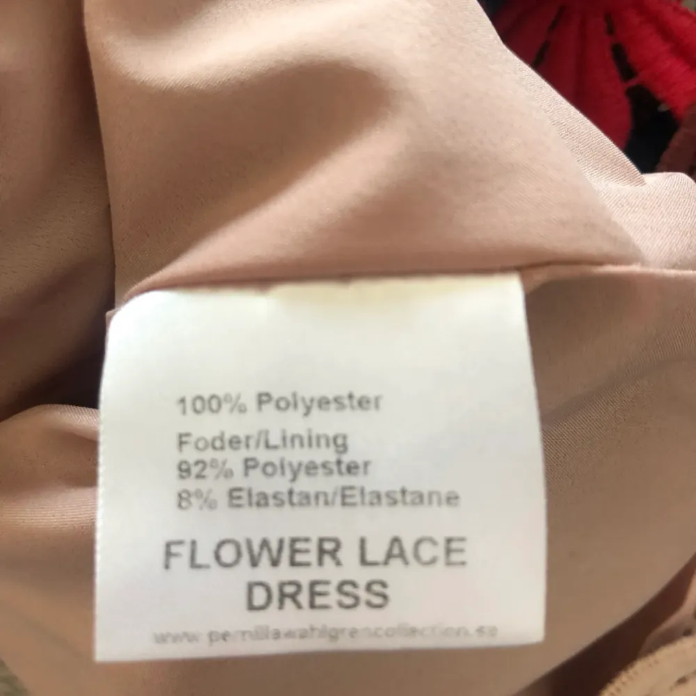 Klänning från Pernilla Wahlgren, modell Flower Lace. Helt ny, men utan prislapp. Normal storlek  Storlek: L Material: Polyester. Klänningar.