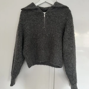 Stickad tröja Gina Tricot - En fin stickad tröja från Gina Tricot. Jag köpte den själv här på Plick för 300kr. Det finns inget tecken på slitage eller användning, den är väldigt bekväm och håller värmen!