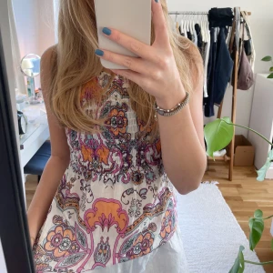 Odd Molly Topp - Jättegulligt linne från Oddmolly med knyt baktill eller framtill i tunt svalt material🌸 Använd Max 2 gånger och är fortfarande i nyskick. Storlek 0, motsvarar xs-s💓