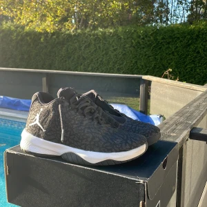 Jordan B. Fly (GS) - Storlek38,5/6 Bra skick  Super sköna