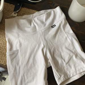 Vita shorts från stronger med ”mesh” fickor vid sidorna! Fint skick :)   Passar även S. 