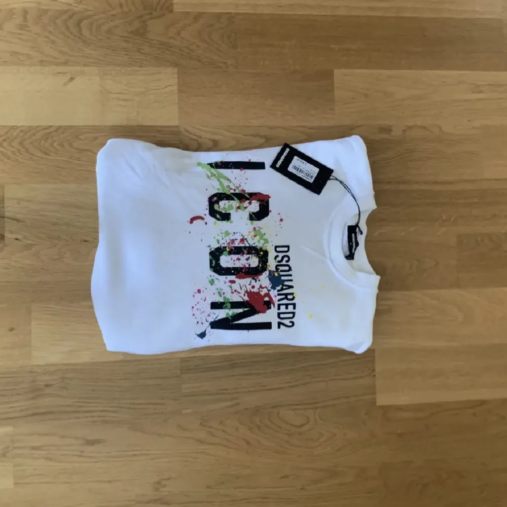 Tjena, säljer min dsquared2 tröja eftersom den inte kommer till användning, använd 1-2 gånger max. Kom privat för frågor eller bilder  •NYPRIS - €316 (3670kr)  •. Hoodies.