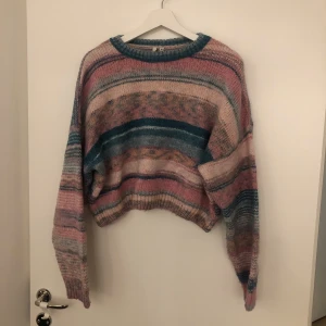 Stickad tröja - En färgglad, mysig stickad tröja ifrån Nelly, nypriset är 499kr.  Säljes då jag har ett överflöd av stickade tröjor, så den kommer ej till användning helt enkel😊  Vid frågor är det bara att skriva❤️ Köparen står för eventuella fraktkostnader ❤️