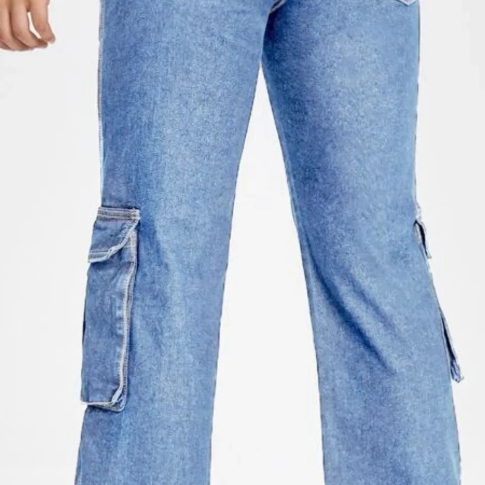 Säljer dessa Cargosen eftersom dom inte passar mig så bra. Dom är helt nya och oanvända. Vid intresse så kan ni  kontakta mig för fler bilder🩵. Jeans & Byxor.
