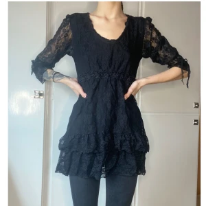 Tunika i spets - En jättesöt tunika i spets som jag har använt som klänning med shorts under är du under 170 funkar det nog utan shorts✨ jag har vanligtvis XS men denna passar mig bra med