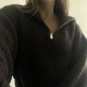 Zip tröja - Säljer denna fina zip tröjan i ett bra skick. Lite nopprig. Super snygg inför hösten🌟🫶💕🌺🍂