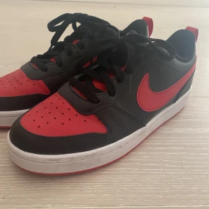 Nike skor  - Skor i storlek 39. Jag köpte dem för 1500 och säljer för 900 kr. Jag har endast använt dem en gång alltså är dem i ny skick. Säljer pga har rensat min garderob. 