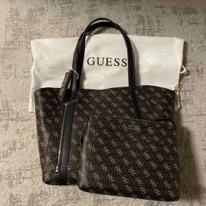 Guess väskor - Aldrig använd förut, helt ny, kommer med både den stora och miniatyrväskan som heller aldrig har använts förut. Dm för fler bilder. 