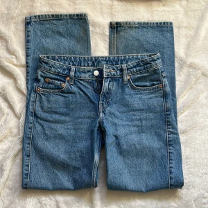 Arrow low straight jeans - Arrow low straight jeans från weekday  storlek 25/30. Bra skick! 🩷🩷skriv om du har några frågor <3
