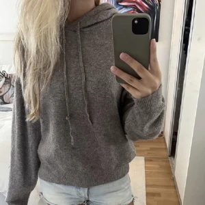 Stickad tröja  - Fin stickad tröja från Lindex i storlek s som är slutsåld har endast använt den fyra gånger så typ priset kan diskuteras som ny skriv för mer bilder och information ( lånade bilder )❤️