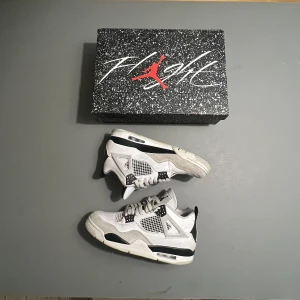 Jordan 4 Military Black - Jag säljer ett par Jordan 4 military Black Strl 41 då dom har blivit för små. Skick 7/10 men fortfarande väldigt bra. Autentisering och skydd mot fukt pulver ingår, även box. Resell pris: 5000kr