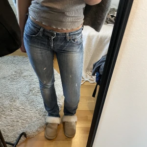 Jeans - Så snygga jeans med den perfekta tvätten. Brukar ha W26/27 i jeans och är 165 💖 dessa är 78 cm midja 79 innerbenslängd