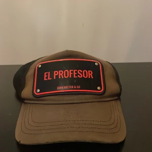 Johan Hatter  - Jätte dåligt skick  Skick 2/10 solbränd och har ett fixat hål som har gått upp lite och brickan sitter dåligt  Ny pris 1000 Mitt pris 145