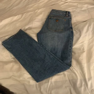 Abrand jeans  - Säljer nu mina low Straight jeans från Abrand eftersom de inte kommer till användning.  De är sparsamt använda och ser Inprincip helt nya ut, köpte dom för ca 1000 kr och mitt pris är 200kr.  Hör av er om ni har några frågor eller vill ha fler bilder💕