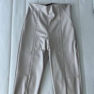 Skinn byxor  - Ett par beiga skinn byxor, aldrig använt. Storlek 34/S  