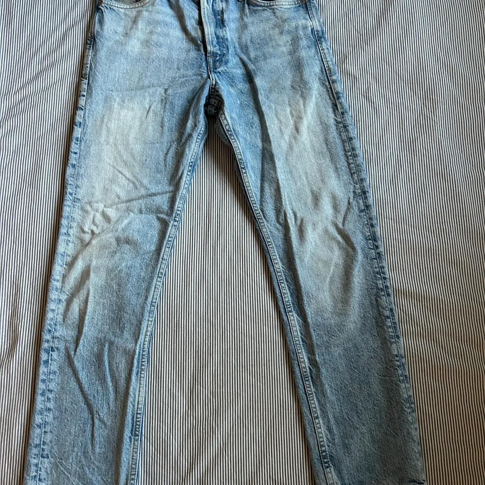 Storlek: w27 L30 Modell: Loose/Chris  Nypris: 600 kr  Ljus blåa jeans från Jack and Jones. Köpa för ca 2 år sen men använda varsamt under en kort period sedan bara legat i garderoben. Inga fläckar eller andra defekter.. Jeans & Byxor.