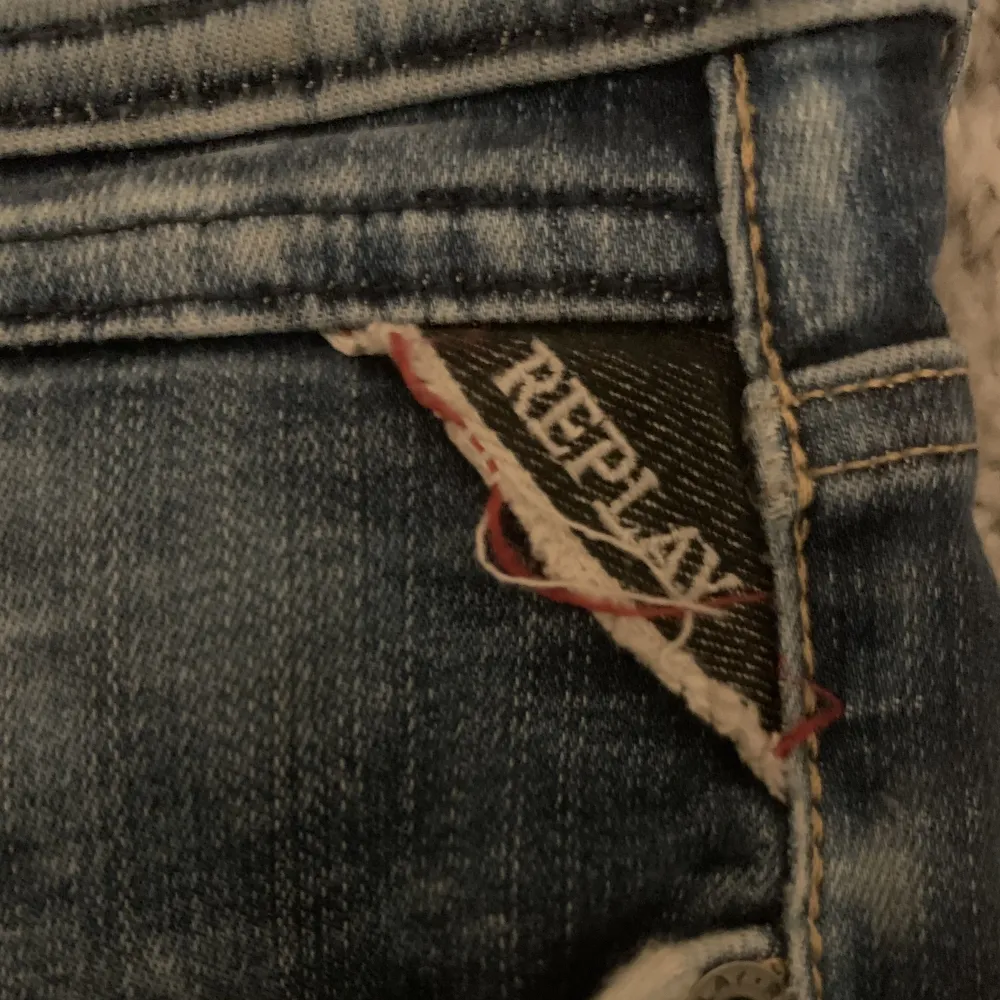 Ett par Replay jeans i stl. 32! Trådarna ur Replay loggan är lösa men annars inga defekter på varan. Hör av dig vid minsta fundering eller fråga ;). Jeans & Byxor.