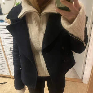 Stickad beige/vit tröja  - Mysig och jätte höstig stickad tröja i 60%ull och 40% alpacka ull. Skriv för frågor eller fler bilder!🫶🏼🫶🏼