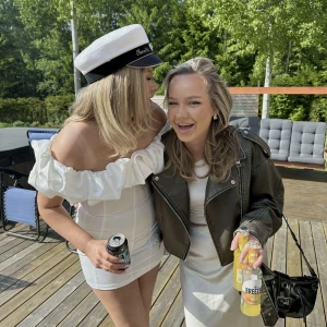 Volang klänning  - Säljer min studentklänning passar sjävklart till andra tillfällen också, är korsettliknande i överdelen och i siden material