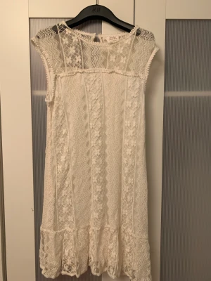 Spets klänning - Spets klänning i storlek 42. Liten i storleken mer som en 38. Aldrig använd, säljes pga flytt. Kappahls vintage stories kollektion.