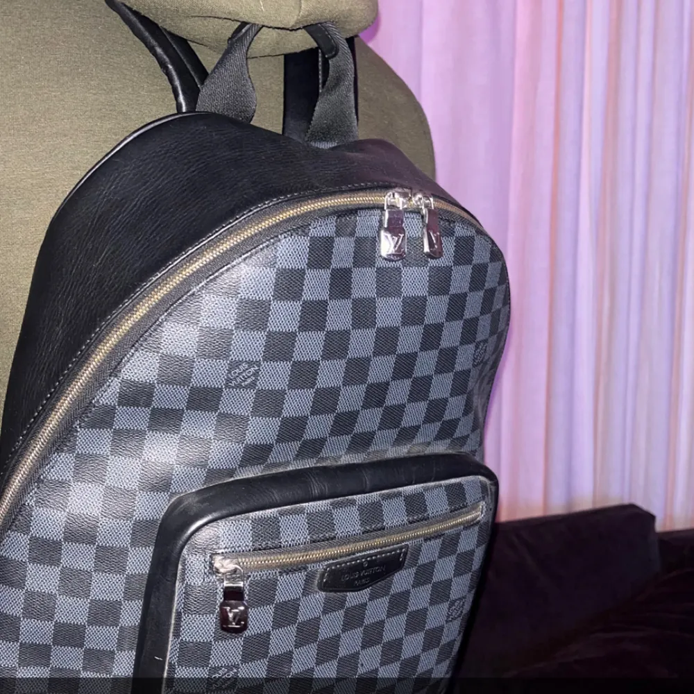 Louis Vuttion väska använder inte längre väldigt bra väska men känner ingen nytta av den så vill sälja den. Väskor.