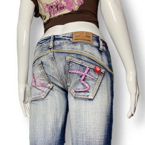 Crazy Age - Jeans från Ceazy Age. Mått läggs snart till! Passar XXS-liten XS? Jeansen sitter lite tajt runt höften på skyltdockan som använder XS 