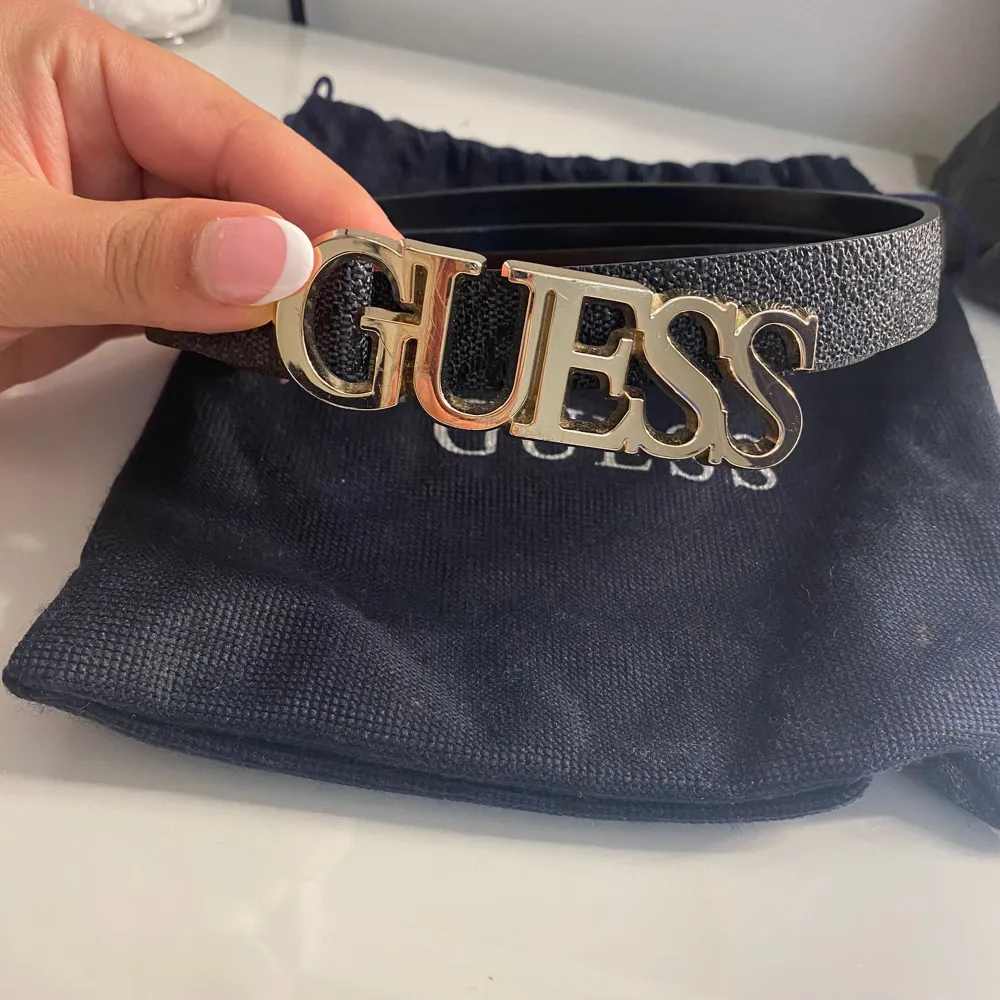 Säljer mitt svarta Guess bälte med guld detaljer, bältet kommer i sin egna dustbag. Använt ett fåtal gånger. (Bältet är äkta). Övrigt.