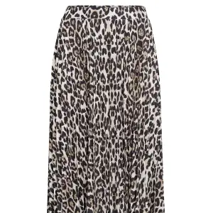 Leopardmönstrad kjol från Gina Tricot. Strl M. Älskar denna men använder knappt längre tyvärr. 
