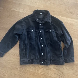 Svart jeansjacka  - Svart jeansjacka i storlek L - Köparen står för frakten - Inga returer - Betalning via köp direkt 