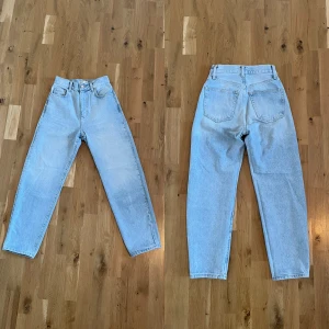 Relaxed mom jeans, stl.34 - Tyvärr så måste jag sälja dessa super snygga Relaxed mom jeans från Gina Tricot, stl.34, då jag bara hann komma i dom ca 4 gånger.  Nypris: 549 kr. Köp pris: 400 kr.  (Älskar dom så mycket, så skulle någon annan ha dessa i stl.38, så är jag intresserad!)