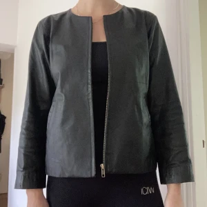 Vintage skinnjacka - Skinnjacka i mjukt fint läser. Står ingen storlek i men jag är en XS/S.
