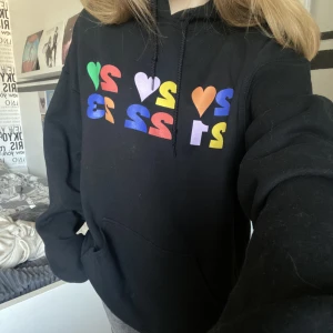 hslot merch - bytes endast!!🩷 vill byta denna love on tour hoodien till en i stl S pga min i M är lite för stor för mig💗