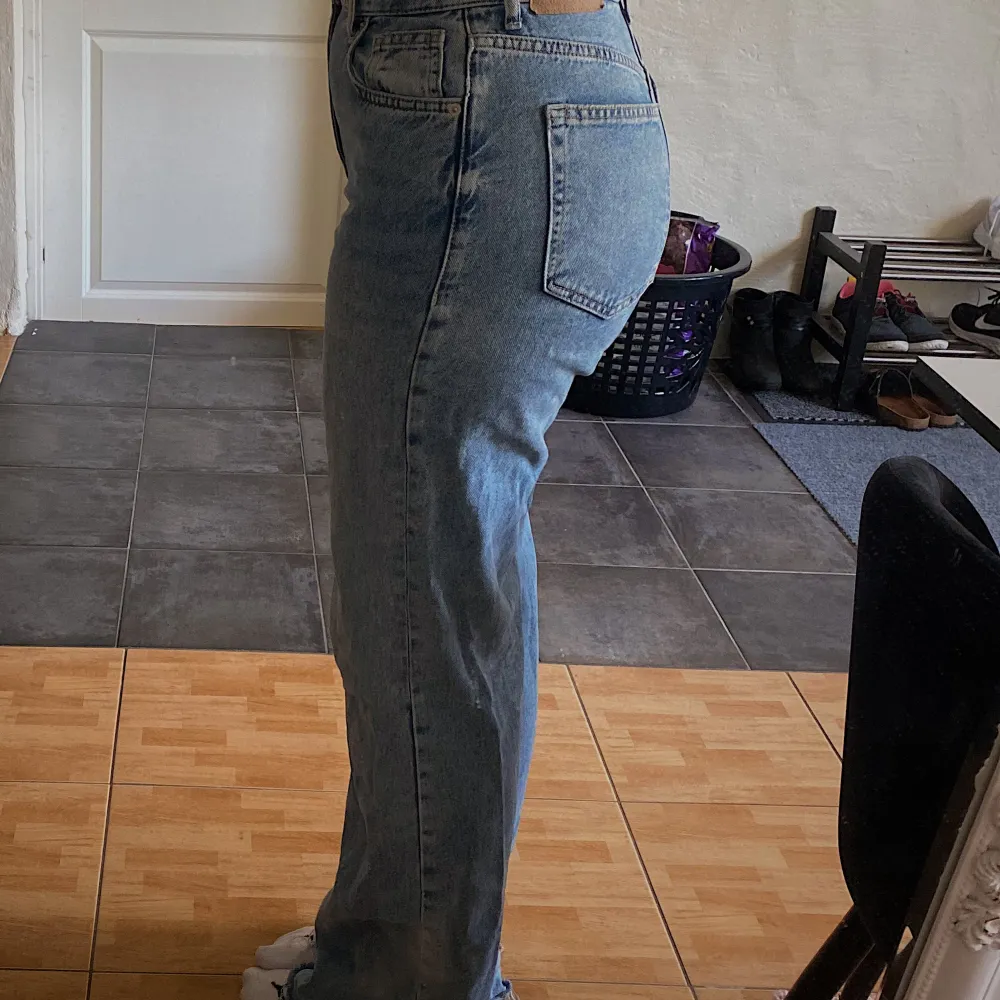Superfina wide jeans, sitter perfekt men tyvärr aldrig använda.   Strl M/L  . Jeans & Byxor.