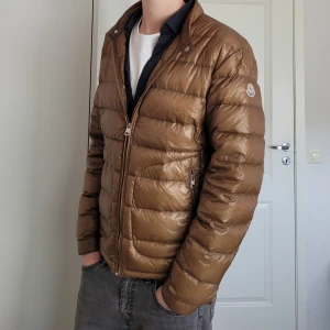 Moncler Jacka - Riktigt fet brun moncler acorus jacka! Storlek 4(M-L), jag är 185! Äkthetsbevis finns, hör av dig vid minsta lilla fråga🙂