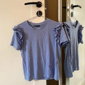 Zara topp - Säljer denna söta toppen från zara då den inte kommer till användning längre. Kan behöva strykas. Använd ca 3 gånger. Den är i storlek s och har en fin passform!