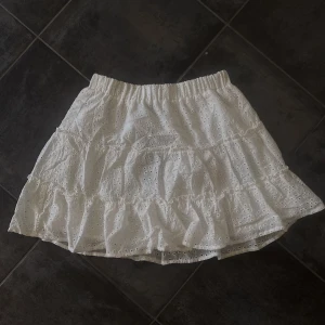 Söt kjol - Fin kjol från NY, prislapp sitter kvar då jag aldrig fått tillfälle att använda den.   HELT NY