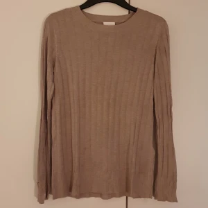 Tröja från Vila medium  - Långärmad beige topp från Vila strl M slitsar vid varje ärmslut knappt använd. Tunn mjuk. 80%viskos 20%linen 200kr 