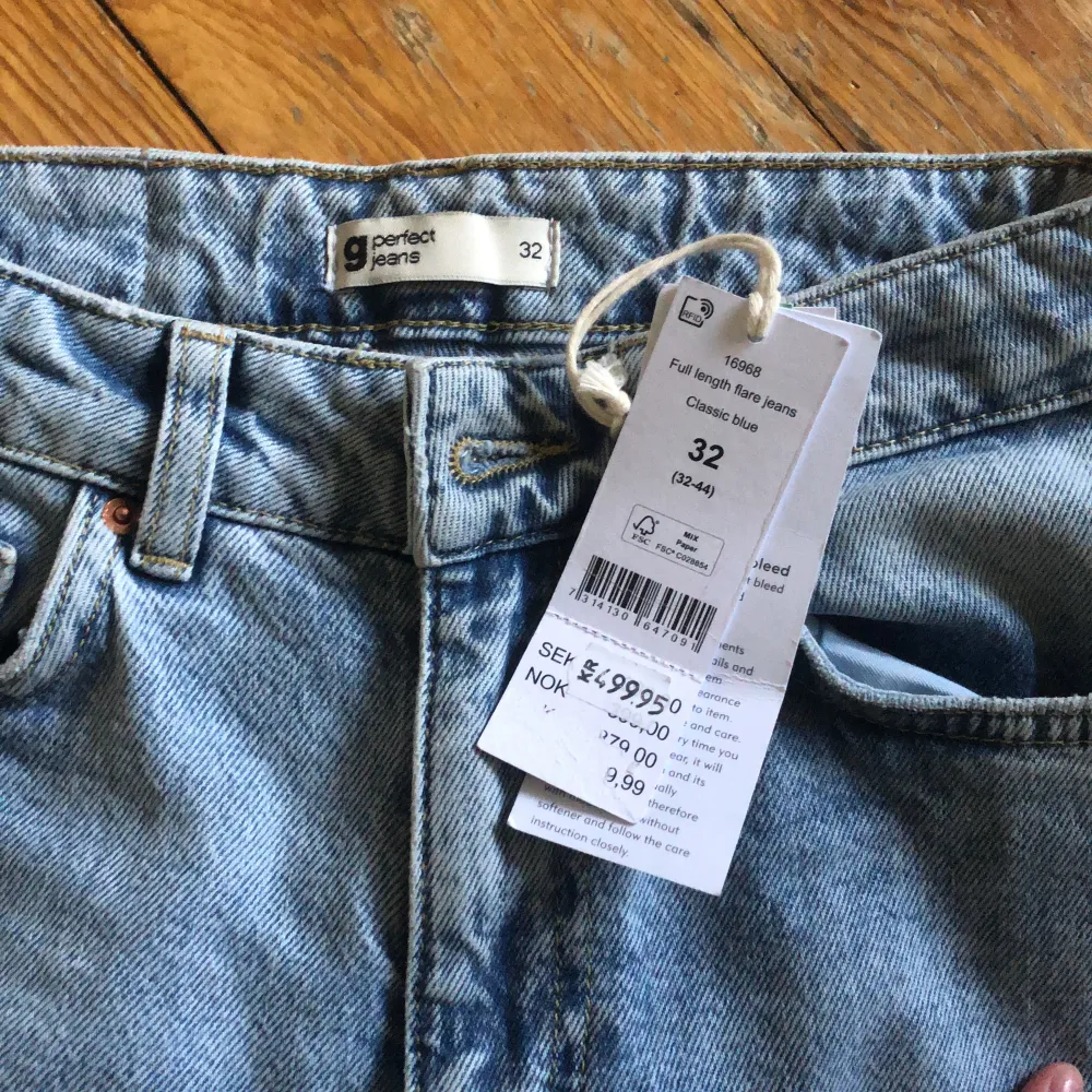 Säljer dessa jätte fina byxor från Gina säljer dom för dom var för långa i benen  Storlek 32 helt nya prislapp och kvitto kvar köpte för 499. Jeans & Byxor.