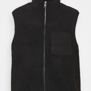 Svart väst  - Fin svart väst som är lite pälsig utanpå 