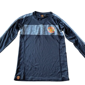 Manchester United Träningströja - Manchester United långarmad träningströja direkt från deras arena, Old Trafford. Nyskick knappast använd. Har två stycken den ena är storlek 10-11, andra är 12-13.