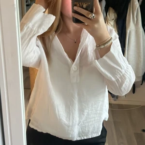 Vit blus - Super söt vit blus i linne från zara endast använd en gång🫶 