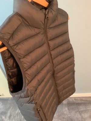 Mango dunväst - En dunväst ifrån mango.  Aldrig använd och i väldigt bra skick. Frakt ingår i köpet. Kan ej mötas upp.